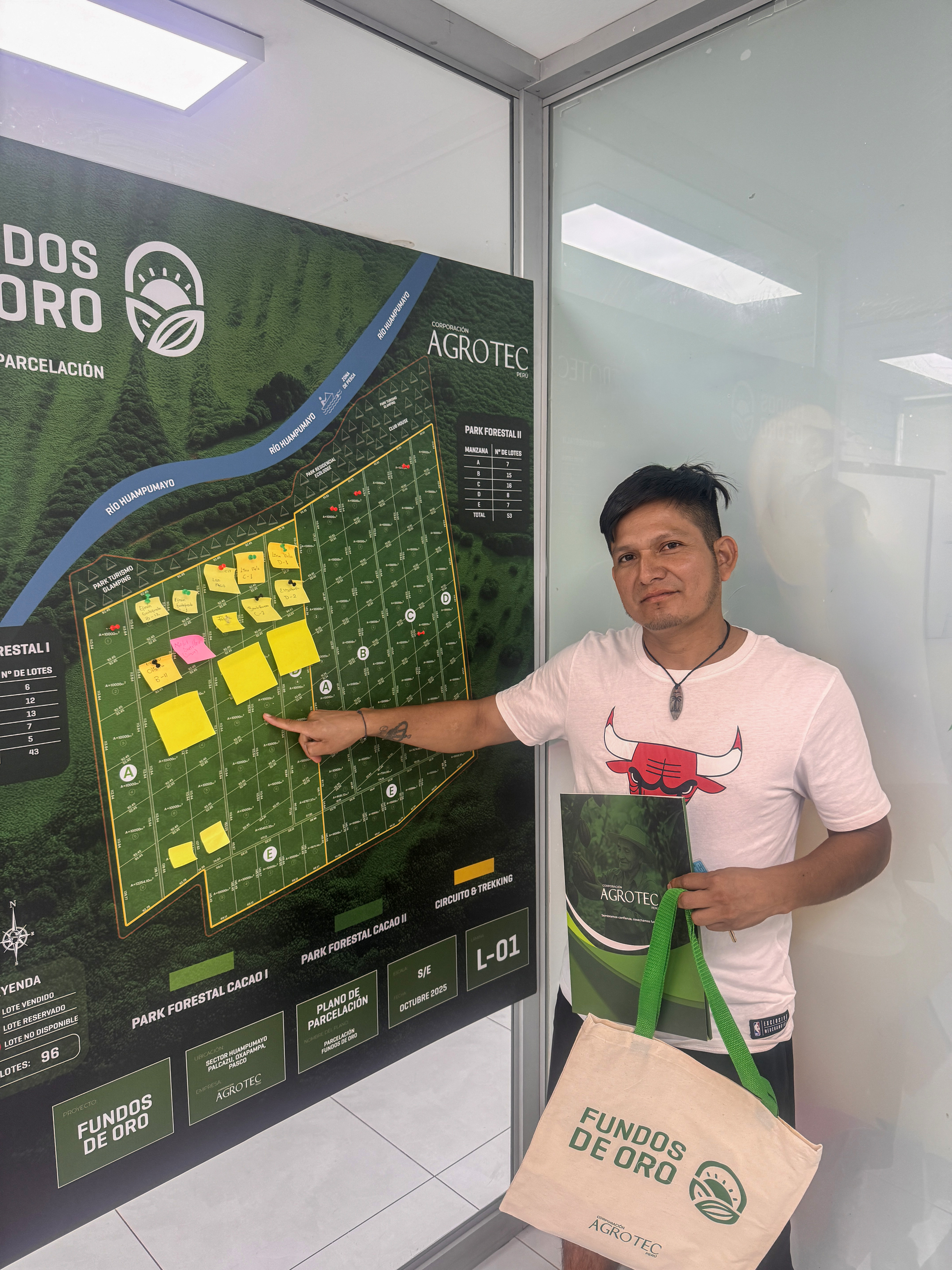 Inversionista con mapa Fundos de Oro