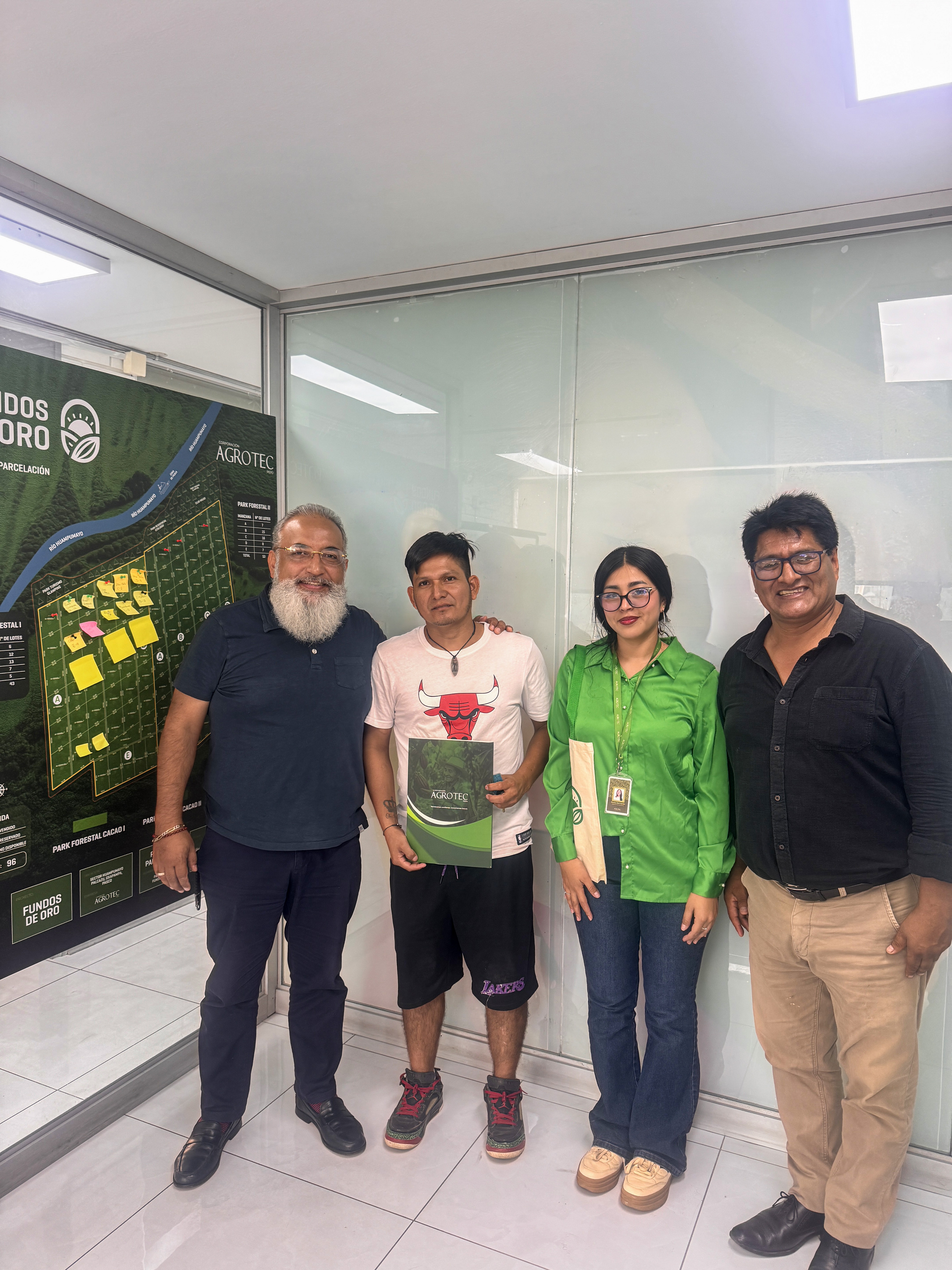 Clientes en oficina Agrotec